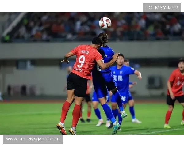 云南玉昆一次高质量传中造成禁区混战 云南玉昆一次高质量传中造成禁区混战